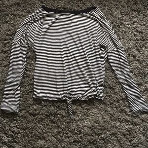 🌺Black and white striped top🌺
